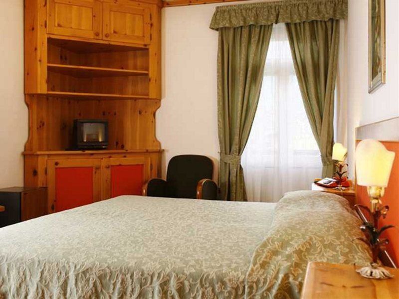 Hotel Corona Кортина д'Ампецо Екстериор снимка