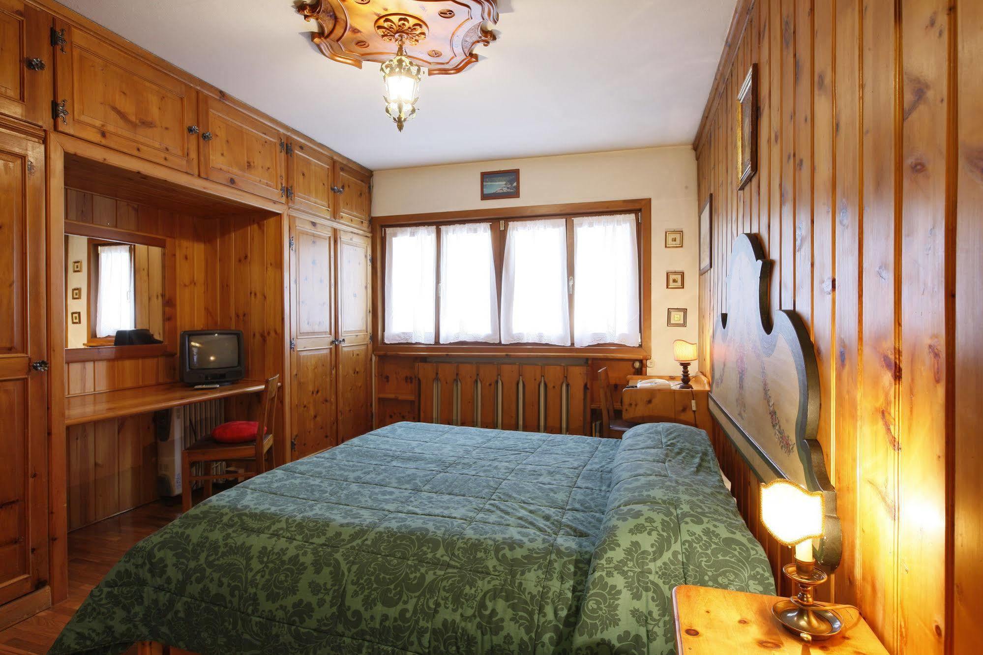Hotel Corona Кортина д'Ампецо Екстериор снимка